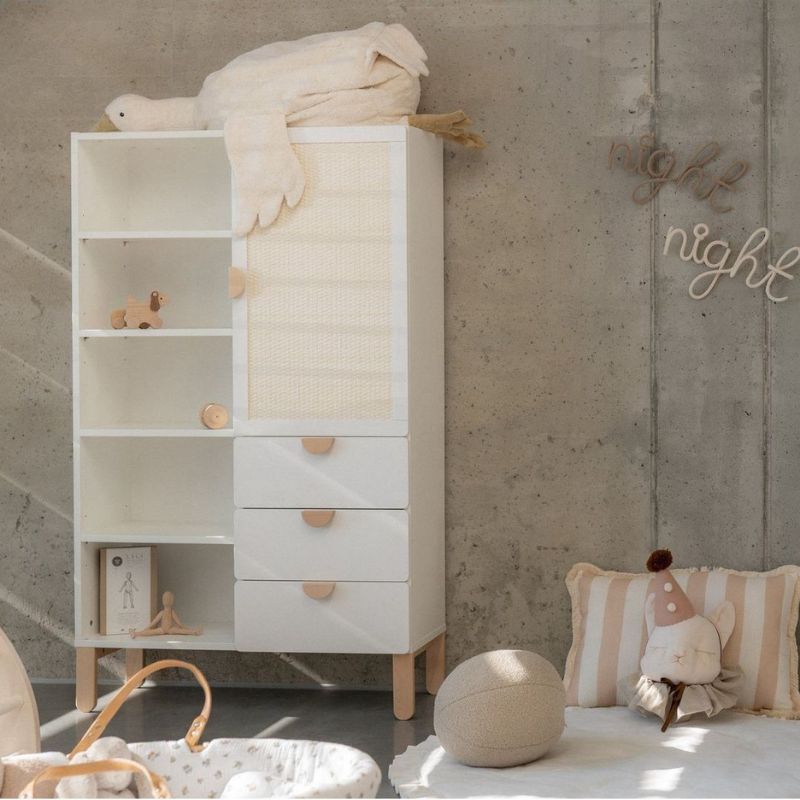 natuurtinten in babykamer, deco en kledingkast met rotan, Bellamy