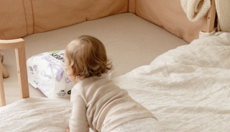 baby in grote co sleeper babyrace, houten co-sleeper ledikant, houten doorgroeiledikant, houten meegroeibed