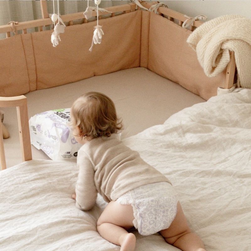 baby in cosleeper babyrace baby in grote co sleeper babyrace, houten co-sleeper ledikant, houten doorgroeiledikant, houten meegroeibed