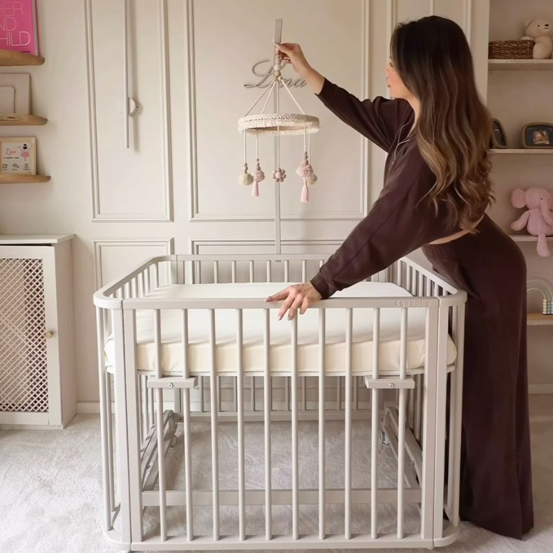 babymobiel voor ledikant babyrace, beige babywieg, beige co-sleeper ledikant, beige babybed, beige babykamer, beige babybed