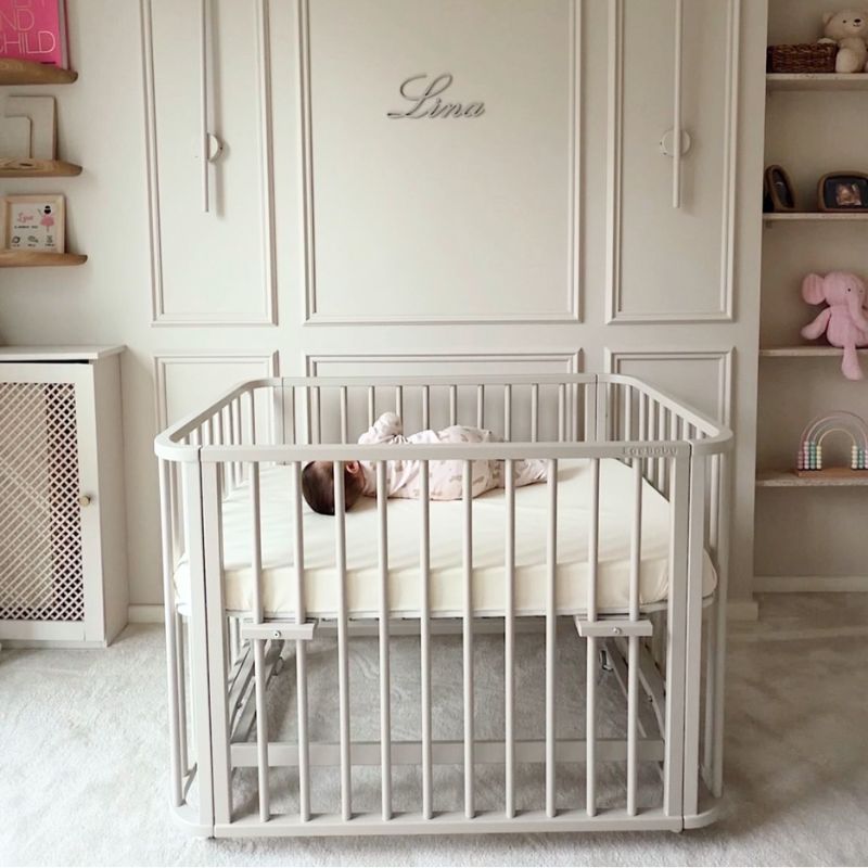 beige co-sleeper ledikant , beige babywieg, beige co-sleeper ledikant, beige babybed, beige babykamer, beige babybed, beige meegroeibed, multifunctioneel doorgroeiledikant
