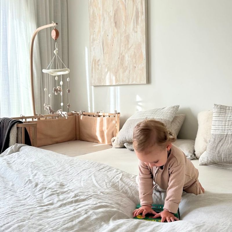 houten ledikant naast bed babyrace houten ledikant naast bed babyrace, houten aanschuifwieg, babybed naast ouderlijk bed, cosleeper naast bed, boxspring co-sleeper ledikant