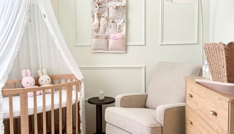 ovaal doorgroeiledikant hout waldin, houten meegroeibed, wieg met hemel, beukenhouten babykamer, meisjesbabykamer
