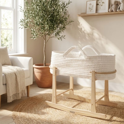 mozesmand babyrace, gehaakt mozesmand wiegje, wit babywiegje op houten wiegstandaard